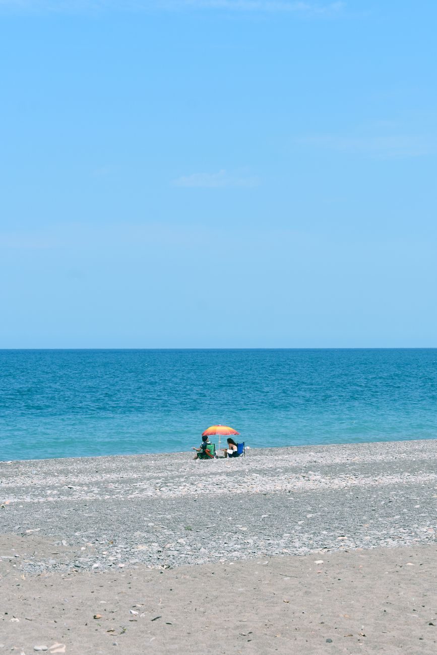 La Méditerranée immense, un parasol posé au bord