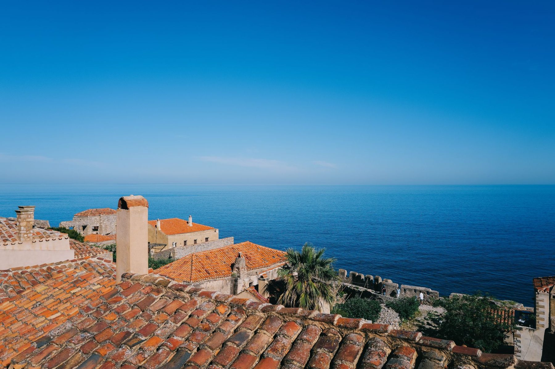 Les toits de terre cuite qui descendent vers la Méditerranée